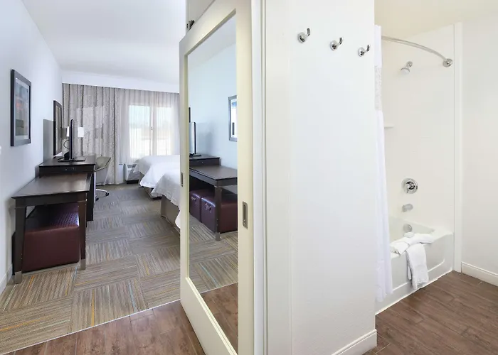Hampton & Phoenix/tempe Hotel